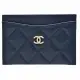 【CHANEL 香奈兒】經典菱格粒紋牛皮雙C LOGO金釦萬用信用卡夾(深藍AP0213C-DEEP BLUE-GP)