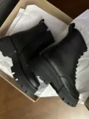 Woman's Boots Steve Madden Rascal. 7.5