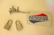 VINTAGE AMERICAN TOURISTER LUGGAGE TAG W/ CHAIN, LOCK & KEYS RED WHITE & BLUE