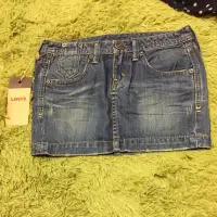 在飛比找蝦皮購物優惠-全新 levi's 牛仔裙 s號