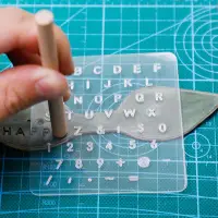 在飛比找Yahoo!奇摩拍賣優惠-透明字母印皮革印章手工皮具刻字DIY工具數字模皮雕印花銅模模