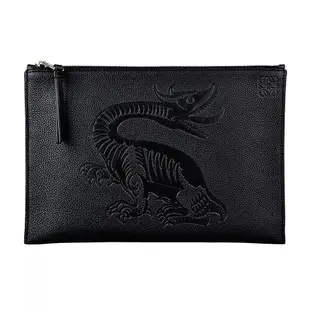 LOEWE DRAGON BLACK壓印LOGO浮雕設計牛皮6卡拉鍊手拿包(多色)