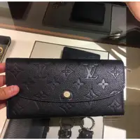 在飛比找蝦皮購物優惠-二手全新正品 LV M62369 Emilie 壓紋 釦式長