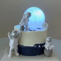 在飛比找ETMall東森購物網優惠-宇航員蛋糕擺件宇宙飛船寶寶周歲星球插件航天飛機火箭太空人擺件