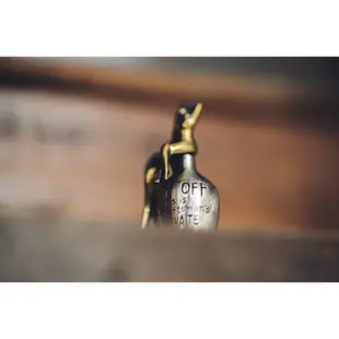 【METALIZE】酒瓶裸女黃銅吊飾