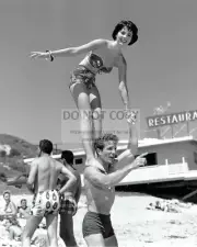 NATALIE WOOD AND STEVE ROWLAND ON THE BEACH - 8X10 PUBLICITY PHOTO (ZZ-483)