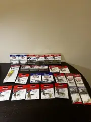 23 Piece Eagle Claw Lot Fishing Hooks Jig Plain Shank Aberdeen Baitholder Snells