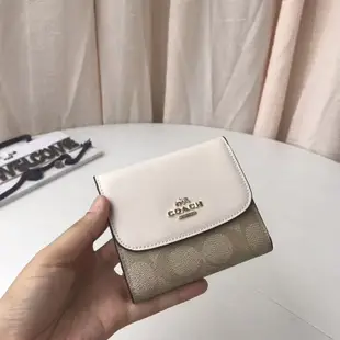 空姐精品代購 COACH 87589 新款女士立體馬車logo三折短款錢夾 後置拉鏈零錢袋 多卡位大容量 附代購憑證