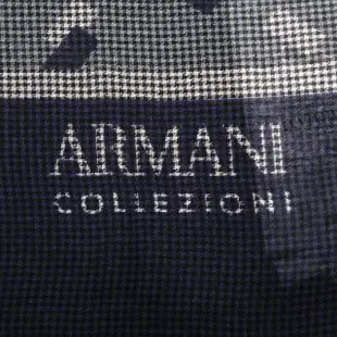 【ARMANI COLLEZIONI】幾何方塊細格紋寬版流蘇披肩圍巾(深藍色)