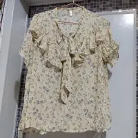 在飛比找Yahoo!奇摩拍賣優惠-日系 PHUN 淺鵝黃花卉短袖雪紡衫