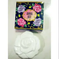 在飛比找蝦皮購物優惠-ANNA SUI 魔幻光透瓷娃娃白色粉花瓣餅盒+紫色粉撲+ 