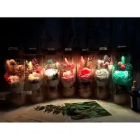 在飛比找Yahoo!奇摩拍賣優惠-乾燥花 花束 玫瑰 滿天星 兔尾草 棉花 香皂花 LED七彩