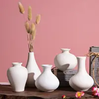 在飛比找ETMall東森購物網優惠-ins花器擺件陶瓷小花瓶 白色花瓶工藝品插花香薰瓶簡約客廳裝