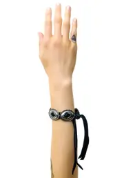 [Vanessa Mooney] The Shadow Bracelet