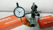 JAPAN MADE MITUTOYO MAGNETIC BASE 7011 S -10 WITH MITUTOYO DIAL INDICATOR 2046S