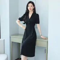 在飛比找momo購物網優惠-【REKO】玩美衣櫃V領黑色連身裙法式赫本風洋裝S-2XL