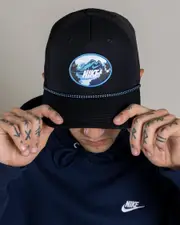 [Nike] Nike Men's Rise Trucker Cap in Black/University Blue Size Medium/Large M/L Black/University Blue
