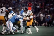 Running back Rocky Bleier Pittsburgh Steelers carries the ball v t- Old Photo