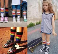 在飛比找Yahoo!奇摩拍賣優惠-鵬仔仔· 兒童中筒襪 美式彩虹條紋襪學生襪 女童男童運動風中