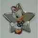 【黛絲鴨 Daisy Duck 迪士尼 徽章】DISNEY 胸章 胸針 米奇妙妙屋 經典動畫 唐老鴨的女朋友 黛絲