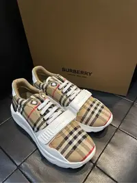 在飛比找Yahoo!奇摩拍賣優惠-【EZ兔購】~正品美國BURBERRY 羊皮 鞋 意大利製 