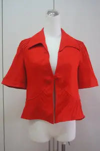 在飛比找蝦皮購物優惠-Valentino  紅色細褶短外套    原價 11350
