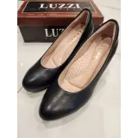 在飛比找蝦皮購物優惠-LUZZI 黑色跟鞋 低跟 質感跟鞋 包頭跟鞋 現貨全新