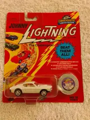 Johnny Lightning (1995) WHITE LIGHTNING CHASE - The Challengers! Custom Mustang