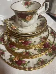 ROYAL ALBERT SET FOR 4 PERSON “ OLD COUNTRY ROSES” WAVY EDGES WIDE GOLD DECOR.