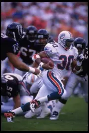 Running back Bernie Parmalee Miami Dolphins gets past the defen- 1995 Old Photo