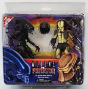 NECA 2 PACK BATTLE ALIENS VS PREDATOR AVP MIP ACTION FIGURE 2015 TOYS R US COMIC