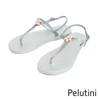 在飛比找momo購物網優惠-【Pelutini】花朵配飾亮面夾腳T字涼鞋 銀色(1211