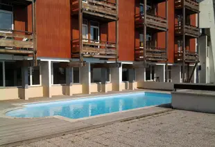 阿勒瓦爾精彩山景開放式公寓飯店 - 附游泳池及裝潢花園 - 離斜坡 1 公里