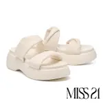 【MISS 21】可愛舒適澎感扭結雙寬帶羊皮大頭厚底拖鞋(米白)