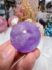 在飛比找Yahoo!奇摩拍賣優惠-紫水晶球擺件裝飾品贈底座 水晶 擺件 原石【紫竹齋】2602