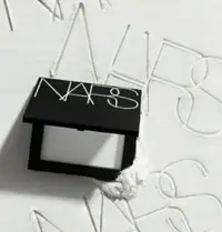 在飛比找樂天市場購物網優惠-【NARS】 裸光蜜粉餅 定妝 柔焦 小白餅 10g 含粉撲