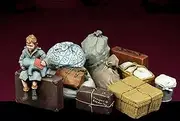 1/35 Resin Figure Model Kits GK War Scene WW2 Refugee boy with Luggage Unassembled and Unpainted kit 1281