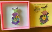 STRAWBERRY SHORTCAKE "PLUM PUDDING VINTAGE PIN AMERICAN GREETINGS 1985