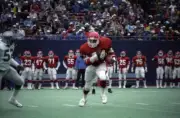 Running Back Herschel Walker of the New Jersey Generals runs the - Old Photo 4