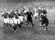 OLD RUGBY UNION PHOTO Richmonds Bowerman Breaks Away With The Ball 1932