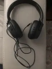 (USED) Skullcandy Riff Bluetooth Wired Headphones Black. Box is little damage
