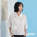 【GOZO】➤曲線口袋壓線寬版短袖襯衫(白色/淺綠_F) | 女裝 襯衫領 休閒