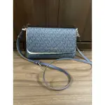 全新-MK MICHAEL KORS 滿版LOGO PVC 翻蓋肩/斜背包(中/藍)