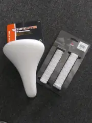 Sunlight bmx padded seat and white haro grips