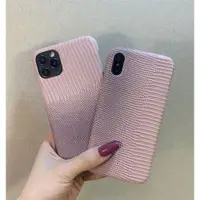 在飛比找ETMall東森購物網優惠-粉紫色漸變蜥蜴紋真皮手機殼適用于iPhone15promax