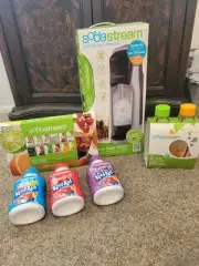 New SODASTREAM Jet Starter Kit Home Soda Maker Silver/Black w/ Bottle- Model Jet