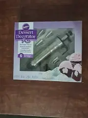 New Wilton Dessert Decorator Pro with 6 metal tips, 2 couplers, storage bag