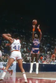 Truck Robinson of the Phoenix Suns shoots 1980's Basketball Photo 2