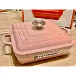 【珮珮雜貨舖】全新《LE CREUSET》典藏琺瑯鑄鐵方鍋24CM (貝殼粉-鋼頭-內鍋白) 台灣公司貨