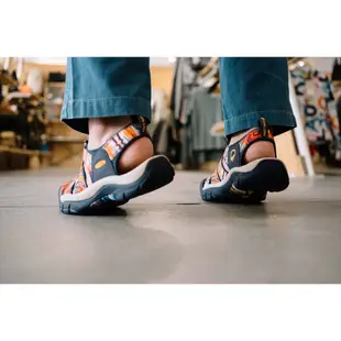 [KEEN] 男款 NEWPORT RETRO 護趾涼鞋 Outdoor Afro 公益聯名款